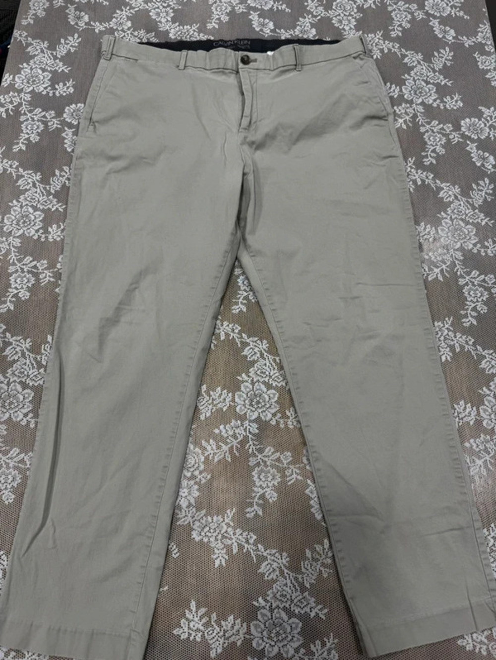 men’s khaki slacks